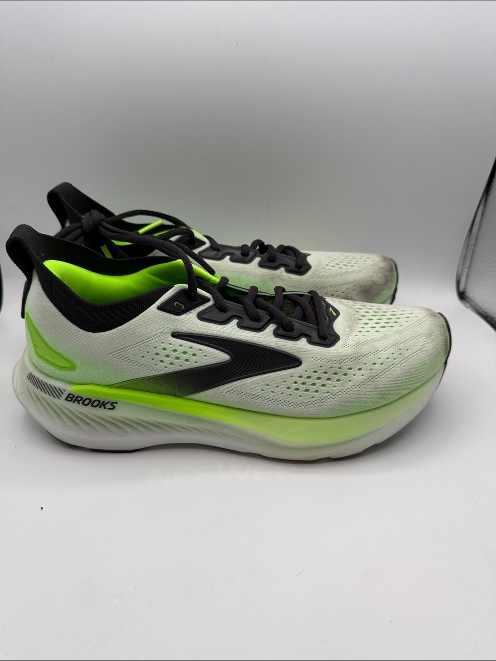 Brooks Glycerin 23 GTS Men’s 9.5 Running Shoes in White and Neon Green S14